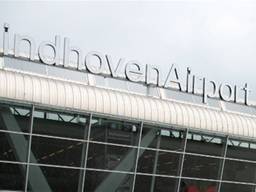 De verdachte bagage op Eindhoven Airport blijkt loos alarm, het vliegverkeer komt weer op gang.