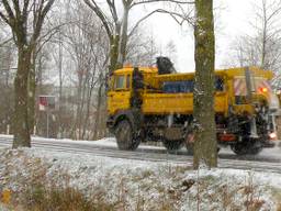 Rijkswaterstaat zet dinsdagnacht op grote schaal strooiwagens in.