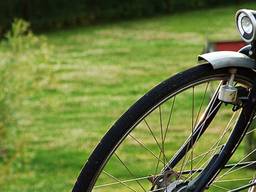 De fiets die de berovers meenamen is grijs met een rood-blauwe fietstas