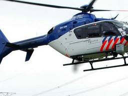 De politie zoekt met een helikopter naar de man en baby