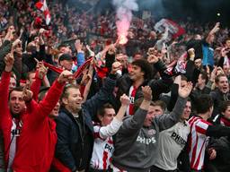 Fans PSV niet meer stil te krijgen met gratis biertje: frustratie over gebrek aan passie overheerst