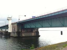 Op de Haringvlietbrug heeft de wind vrij spel (archieffoto).