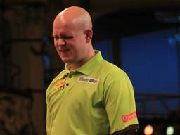 Michael van Gerwen verliest (foto: Lawrence Lustig / PDC)