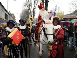 Sinterklaas met zwarte pieten in Den Bosch (foto: Henk van Esch).