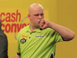 Michael van Gerwen won ruim van 'Barney'.  (Foto: Lawrence Lustig/PDC)