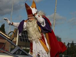 Sinterklaas is wel wat gewend en waaide in 2012 zelfs bijna weg (archieffoto: Bas Delhij)