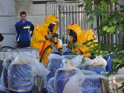 Het overpompen van chemicaliën bij een drugslab. (Foto: Marvin Doreleijers/FPMB)