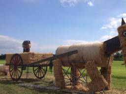 Paard en wagen van stro.