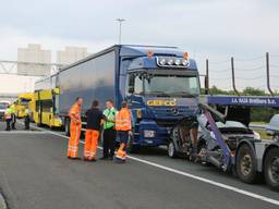 Bus knalt op file