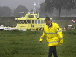 Beelden van politieonderzoek bij de Maas in Cuijk waar een dode man is gevonden