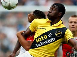 Jeffrey Sarpong wordt hard aangepakt (foto: Pics United)