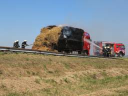 Het stro op de vrachtwagen vloog in brand, de A4 werd in twee richtingen afgesloten