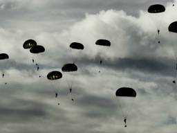 De dropping van parachutisten is een vast onderdeel van de herdenking van Market Garden. (Foto: ANP)