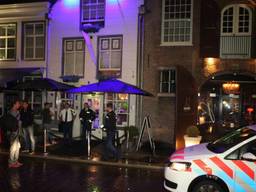 Man in rug gestoken bij besloten feest in Jij & Ik in Den Bosch