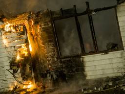 Brand verwoest bungalow in Helmond (foto: Sem van Rijssel/SQ Vision)