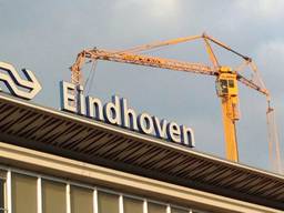 Omgevallen kraan op station Eindhoven zorgt voor veel vertragingen
