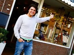 Roy Donders voor zijn winkel in Tilburg (foto: ANP)