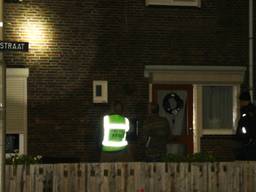 Vanuit auto op woning geschoten (foto: Charles Mallo/SQ Vision)