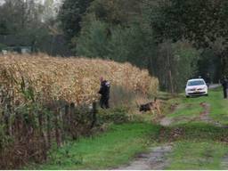 De politie zoekt met een speurhond. (Foto: Harrie Grijseels/SQ Vision)