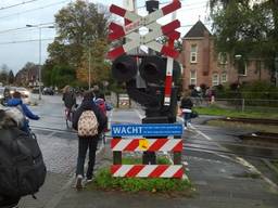 Scholieren op een overweg (archieffoto)