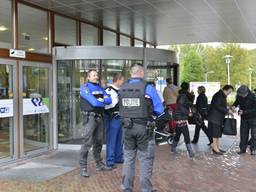 Zoekactie politie Elisabeth Ziekenhuis Tilburg (foto: Jules Vorselaars). 