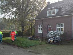 De fietser is zwaargewond. (Foto: Hans van Hamersveld)