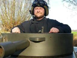Frank Kastelein van Fort de Hel krijgt een Russische tank