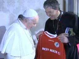 Paus krijgt shirtje van Heeze C1