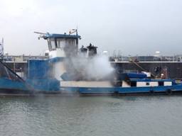 Duwboot in brand in Werkendam (foto: Miriam Verlee)