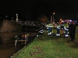 Drenkeling gered uit zinkende auto (foto: Erik Haverhals/FPMB)