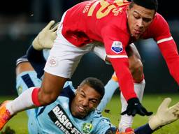 Memphis Depay wordt gevloerd door ADO-keeper Coutinho (foto: Pics United)