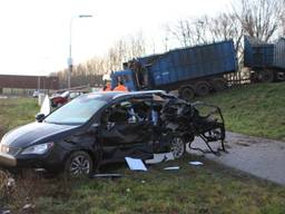 Ongeluk met vrachtwagen en drie auto’s aan Treurenburg in Den Bosch