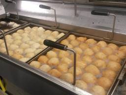 Oliebollen worden klaargemaakt. (Foto: archief)