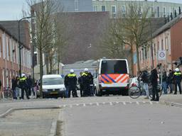 Acht politiewagens, agenten en ME maken einde aan brandstichtingen Scheldestraat Breda