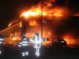 Uitslaande brand verwoest bedrijvenpand in Oss