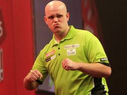 Van Gerwen voelde zich sterk op het podium. (Foto: Lawrence Lustig/PDC)