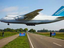 De Antonov vlak boven de weg. (Foto: Jimmy van Drunen)