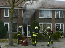 Brand in woning Elgarstraat. (foto: Jules Vorselaars / JV Media)