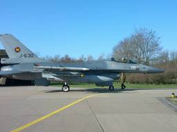 F16's op vliegbasis Volkel oefenen voor nucleaire top
