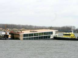 Schip gezonken bij Willemstad (foto: RTVM Moerdijk)