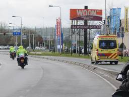 Onder politiebegeleiding naar ziekenhuis. (Foto: Tom van der Put / SQ Vision)