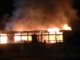 Een uitslaande brand heeft gisteravond laat een voormalig restaurant in Schaijk helemaal verwoest. 