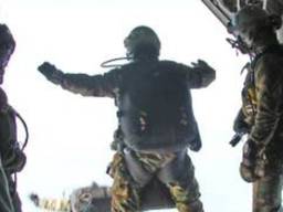 Een sprong vanaf recordhoogte (foto: Defensie)