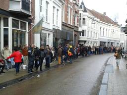Lange rij voor muziekwinkel Sounds in Tilburg; kaarten Rolling Stones op Pinkpop uitverkocht