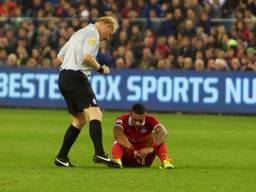 Depay op het veld na de elleboogstoot door Ibarra (Foto: Martijn de Bie)