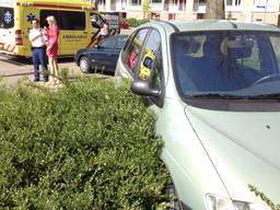 De auto belandde in een perk (Foto: SQ Vision)