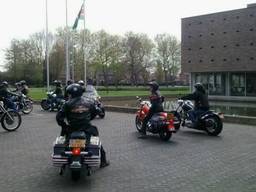 Toertocht van motorclub tegen afblazen Harleydagen in Aarle-Rixtel