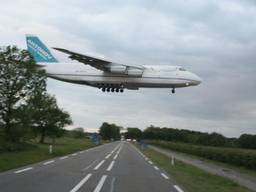 Apaches worden in de Antonov geladen