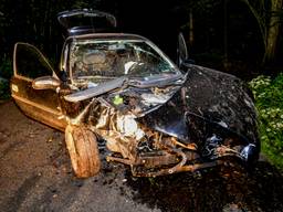 De auto raakte zwaar beschadigd (Foto: SQ Vision/Luuk Koenen)