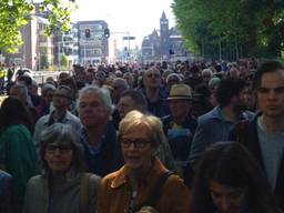 Lange rij in Weert (foto: Maarten van Gaans)